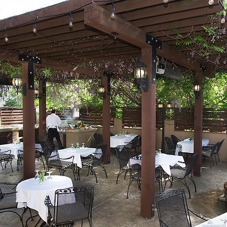 Rogue Regency Inn & Suites Медфорд Екстериор снимка