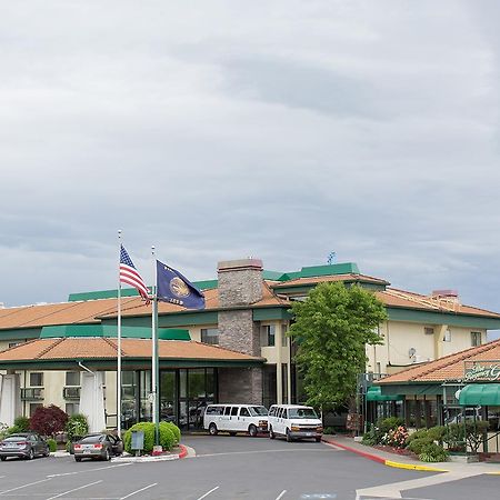 Rogue Regency Inn & Suites Медфорд Екстериор снимка