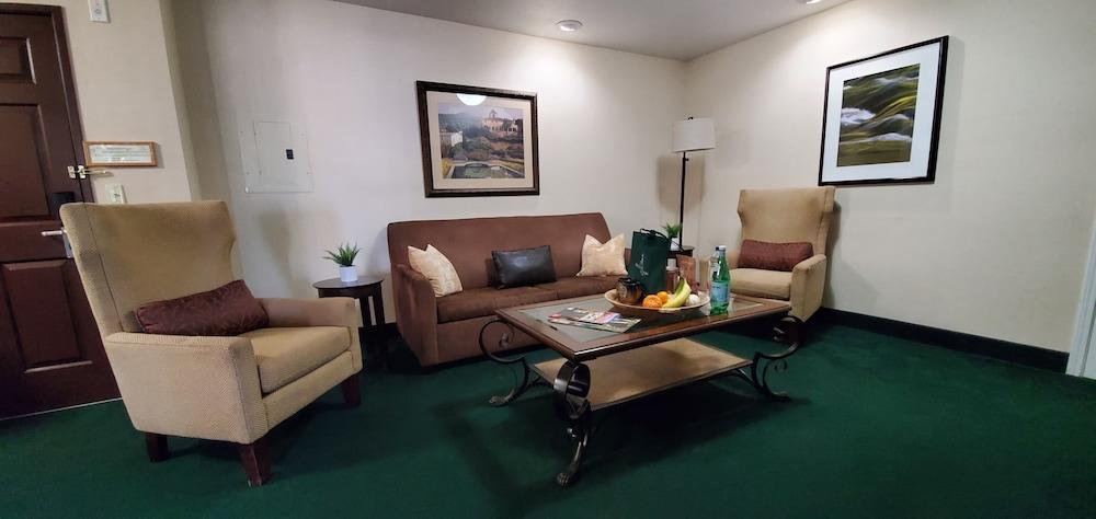 Rogue Regency Inn & Suites Медфорд Екстериор снимка