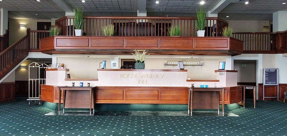 Rogue Regency Inn & Suites Медфорд Екстериор снимка