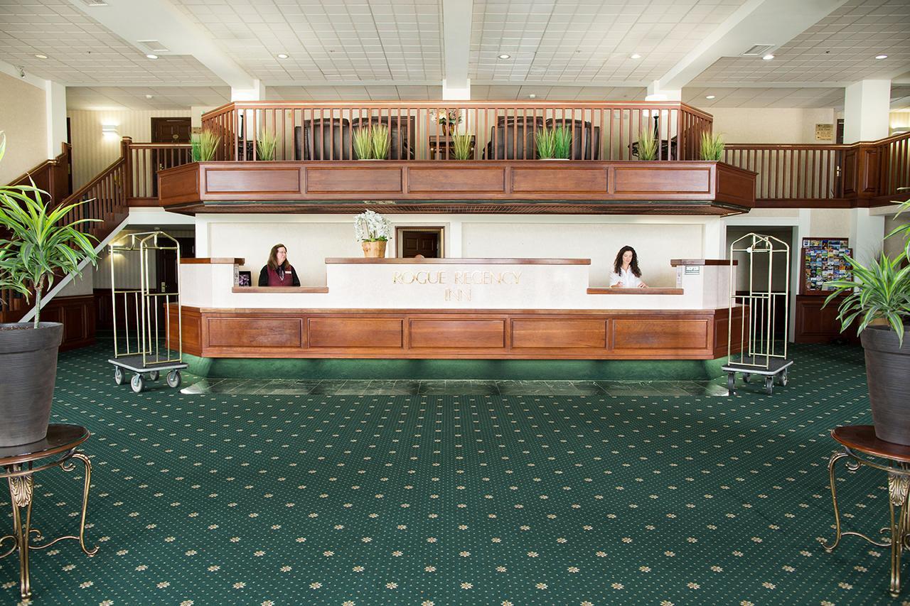 Rogue Regency Inn & Suites Медфорд Екстериор снимка
