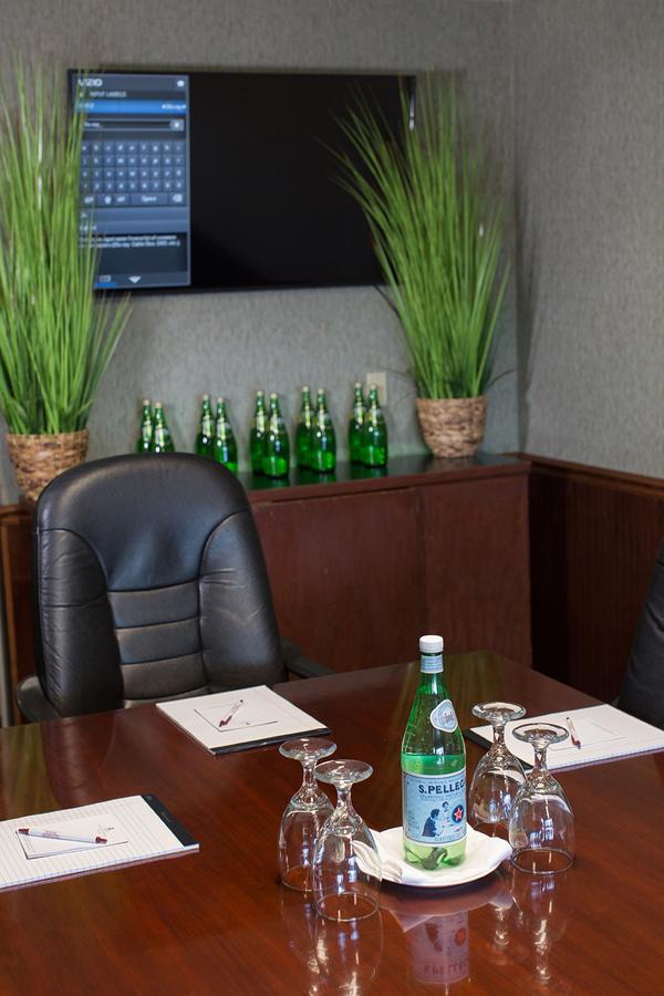 Rogue Regency Inn & Suites Медфорд Екстериор снимка