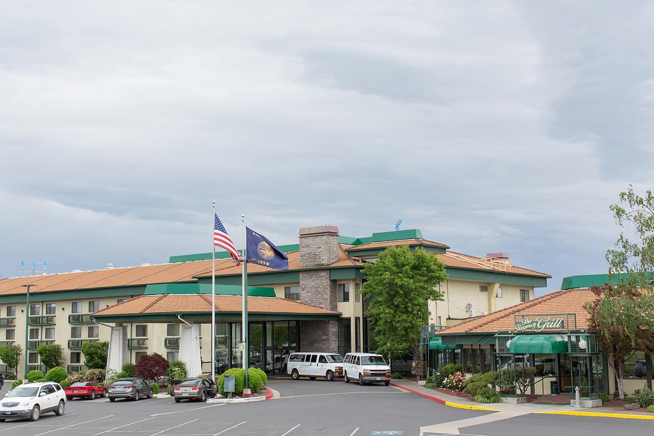 Rogue Regency Inn & Suites Медфорд Екстериор снимка