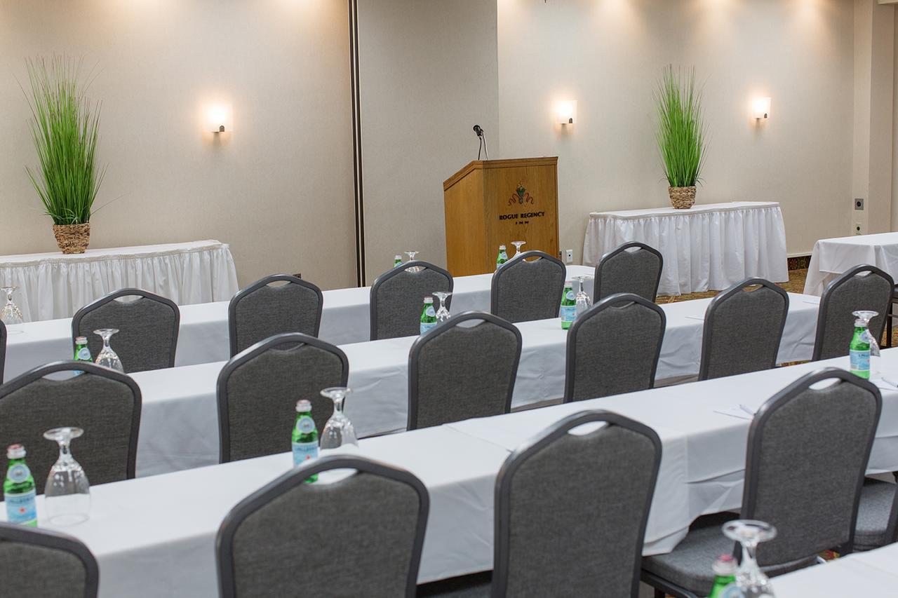 Rogue Regency Inn & Suites Медфорд Екстериор снимка