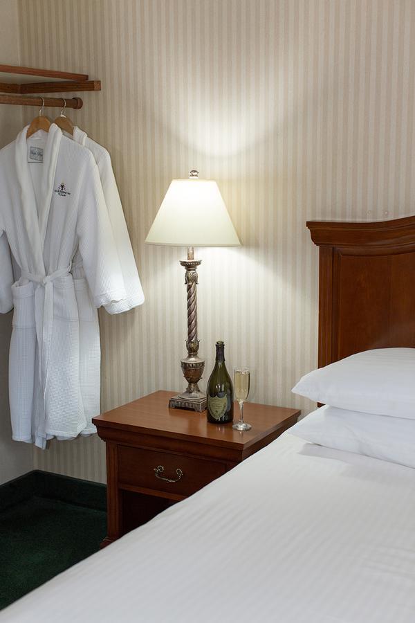 Rogue Regency Inn & Suites Медфорд Екстериор снимка