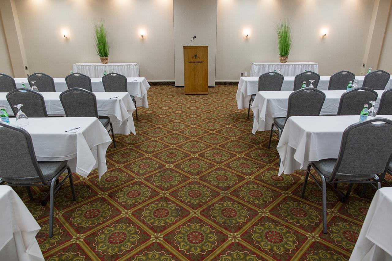 Rogue Regency Inn & Suites Медфорд Екстериор снимка