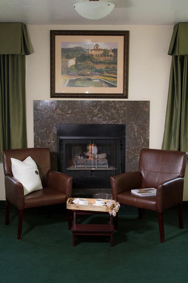 Rogue Regency Inn & Suites Медфорд Екстериор снимка