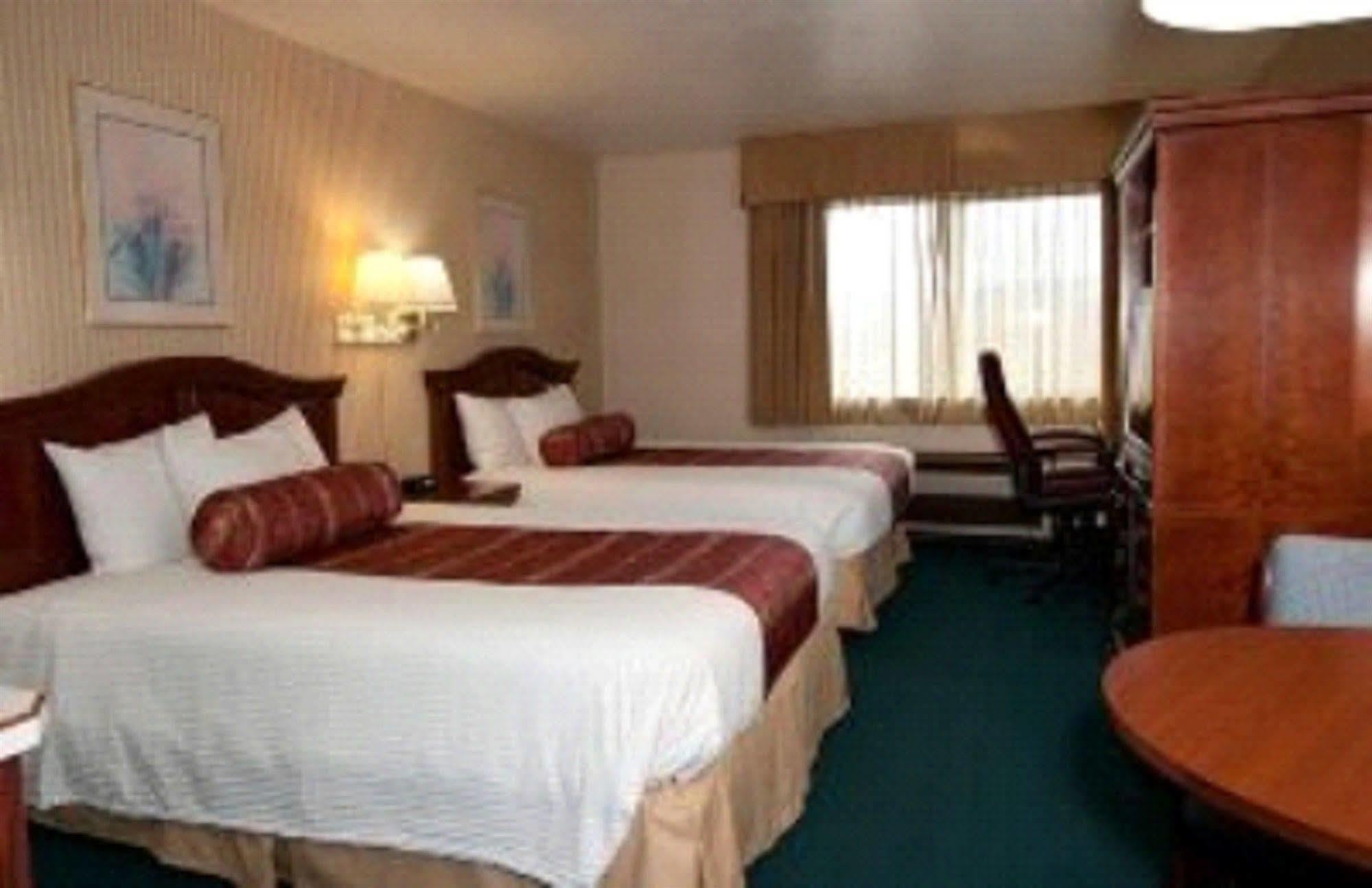 Rogue Regency Inn & Suites Медфорд Екстериор снимка