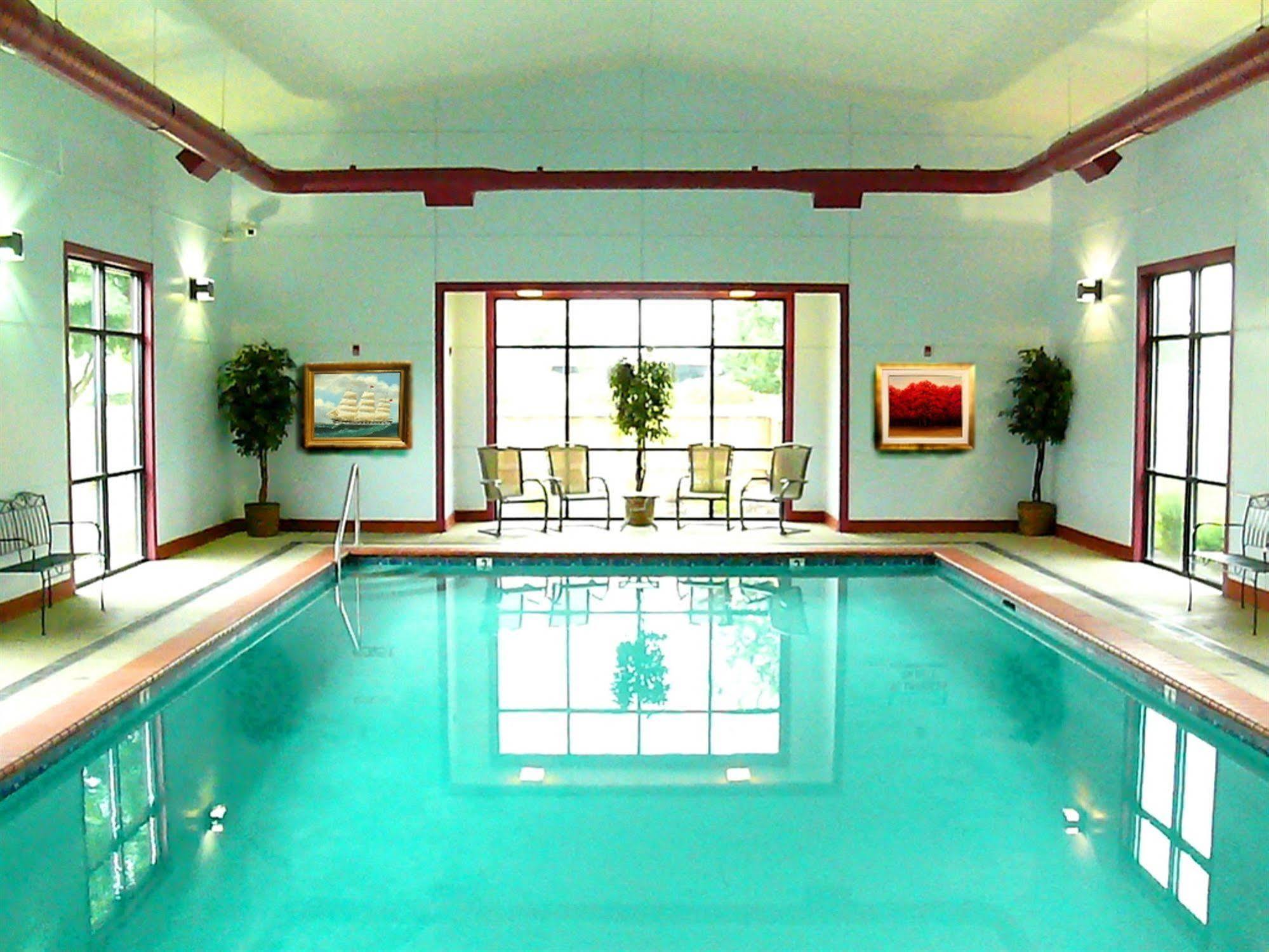 Rogue Regency Inn & Suites Медфорд Екстериор снимка