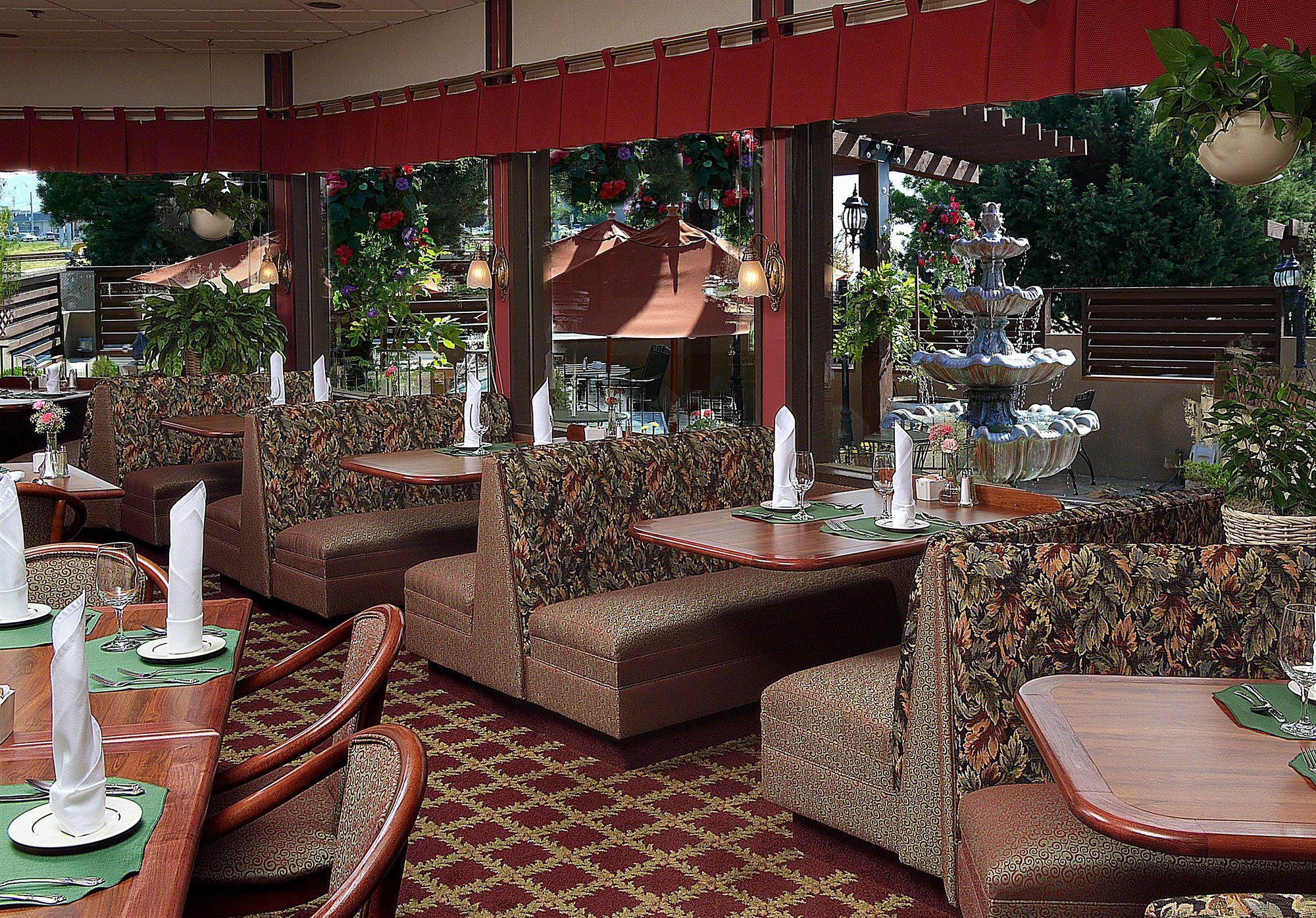 Rogue Regency Inn & Suites Медфорд Екстериор снимка